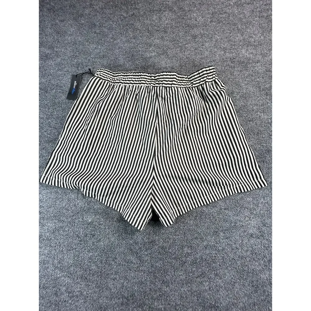 Alice Blue WMS XL Black& WT Striped Pull On Shorts Elastic Waist NWT Lightweight - Picture 2 of 6